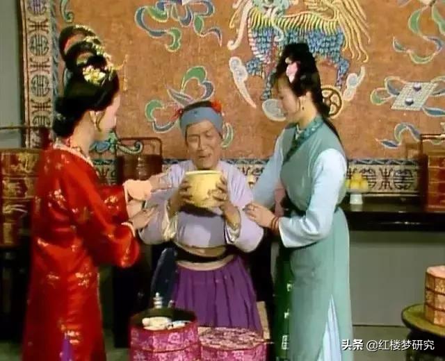 十八岁女孩卖衣服,女大十八岁