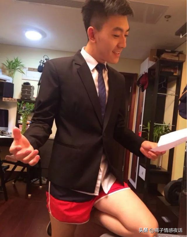 穿短裤，讲段子，劈叉播新闻，他们的“不正经”，你想不到