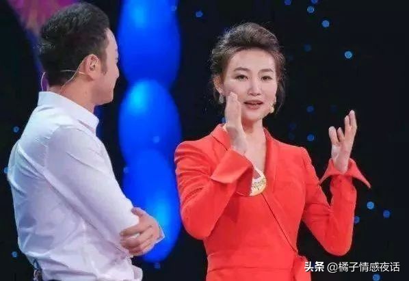 穿短裤，讲段子，劈叉播新闻，他们的“不正经”，你想不到