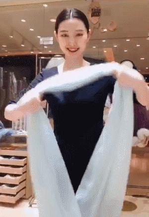 羊绒围巾这样戴简单又时尚,丝绸面料的围巾的系法