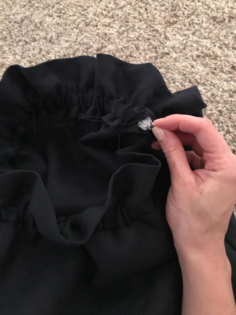 短裤一根布腰带的系法,短裤的一条裤带怎么系