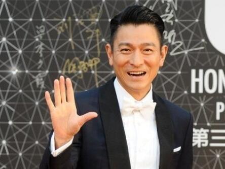 刘德华出道40周年抖音直播回放,刘德华开直播能横扫现在的网红