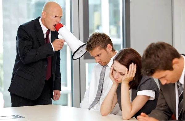 上班打伞,上班刮风撑伞