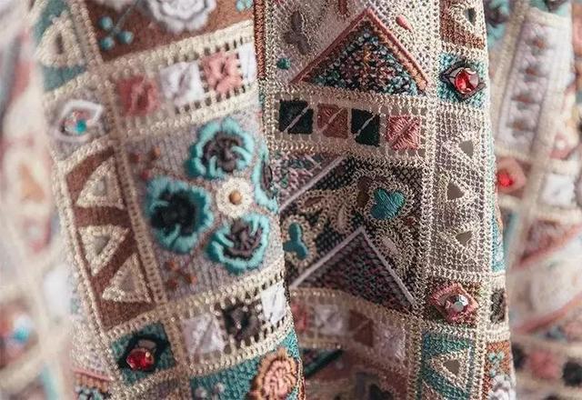 ep雅莹走秀2019,ep雅莹黑裙子