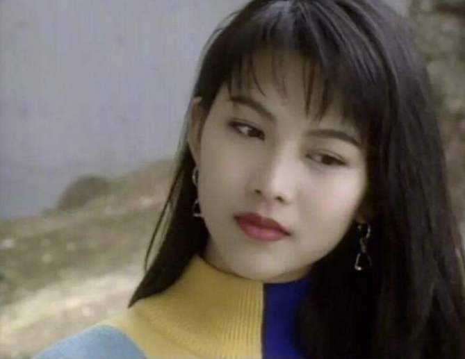 蔡少芬张晋全家福上热搜，三胎儿子“唐装”出镜，年味儿十足