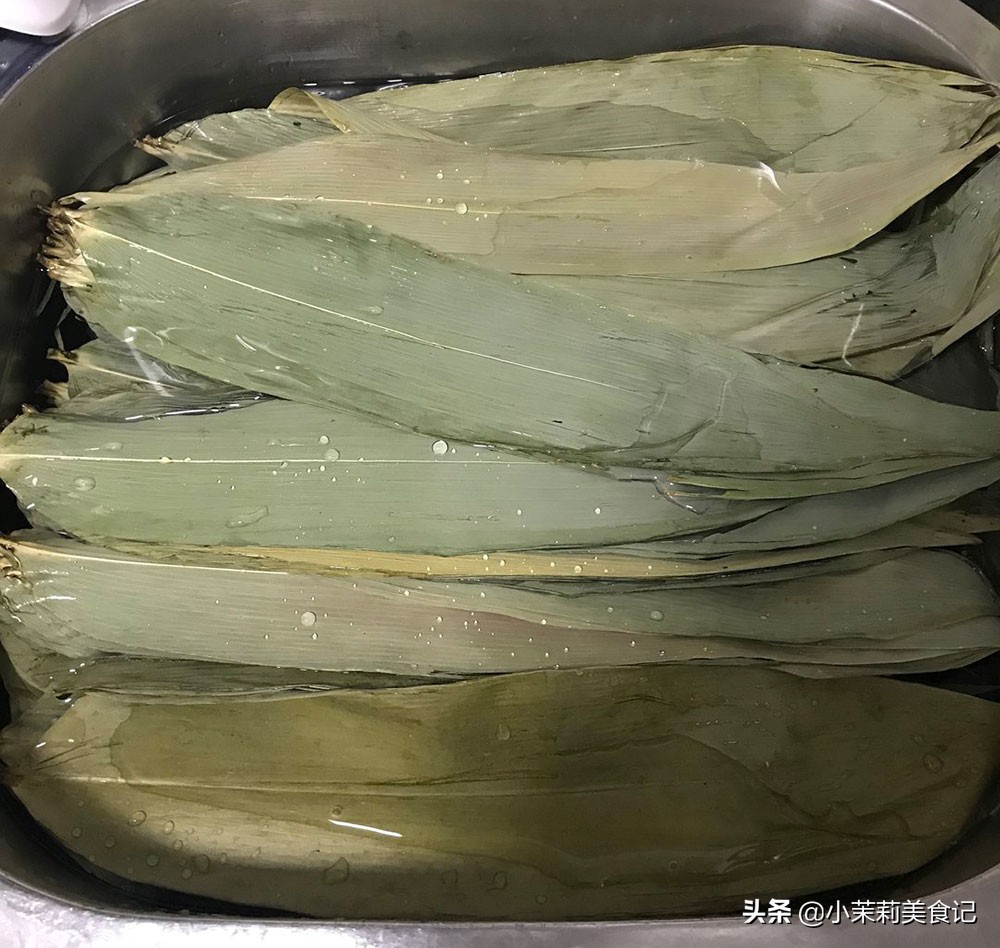 煮粽子叶子的时候要加什么,煮粽子怎样使叶子不变黄