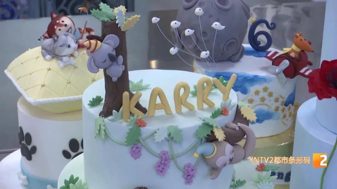 “太惊艳！一枝枝糖花在蛋糕上盛开！”来自昆明饭店的这位西点烹饪大师，牛！