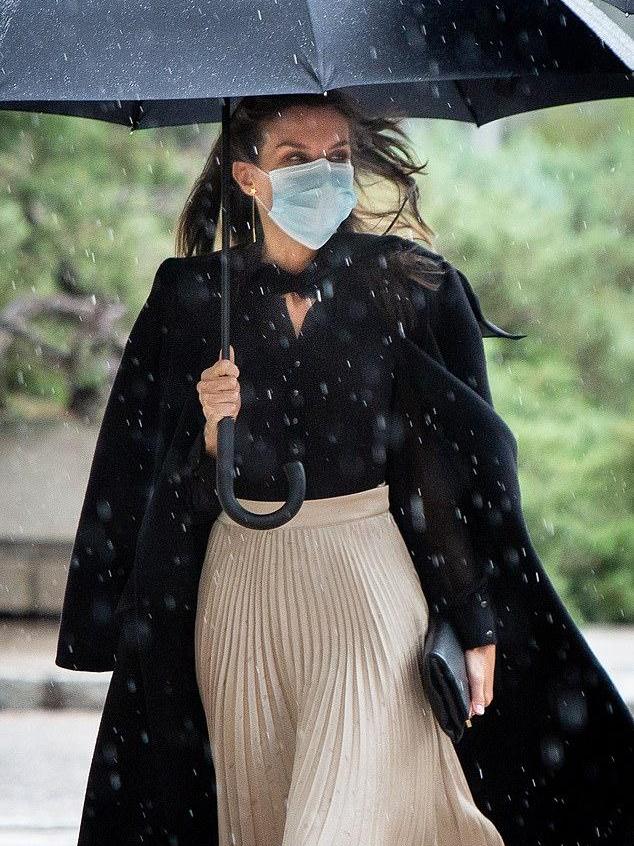 王后莱蒂齐亚穿衣搭配,莱蒂齐亚王后惊艳亮相