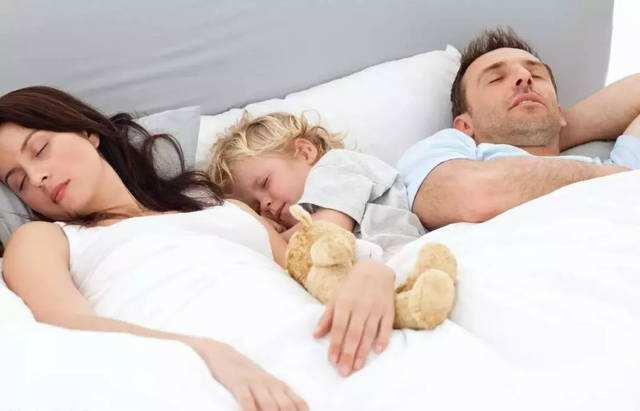 喝母乳比喝奶粉长大的更聪明些吗,喝奶粉和母乳哪个更聪明