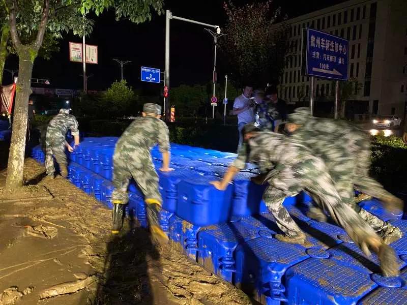 寒夜中有你们逆风而行的身影,逆风而行风雨中的身影