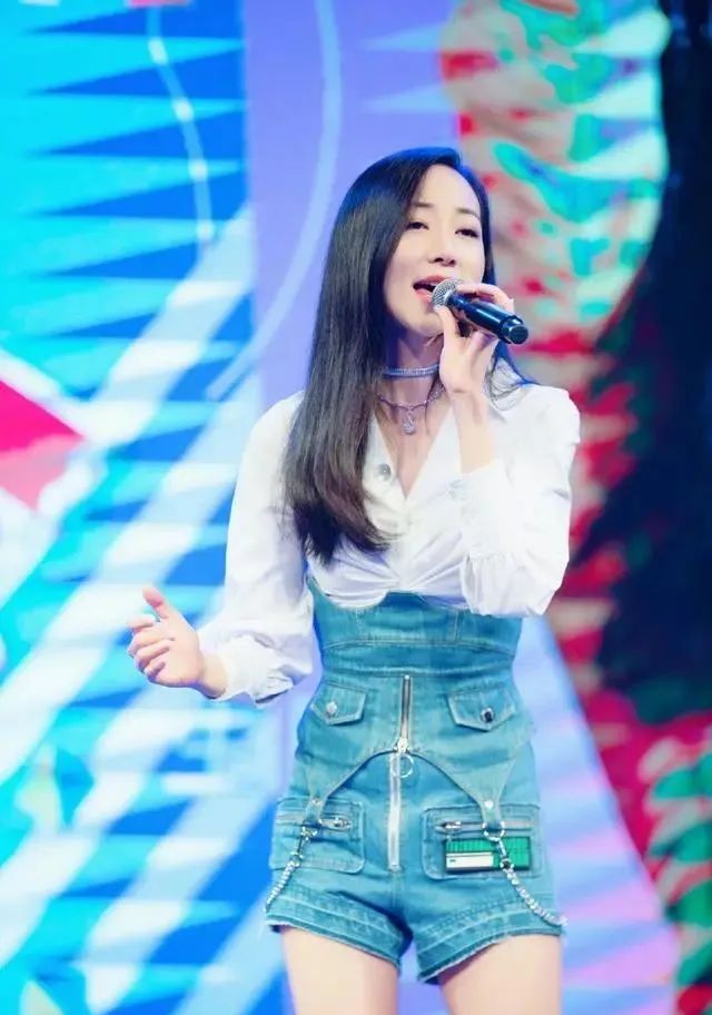 韩雪1米2长腿,韩雪夏天穿破洞超短裤