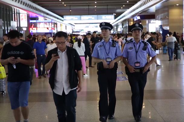 上海铁警全员待命,上海铁警坚守岗位图片