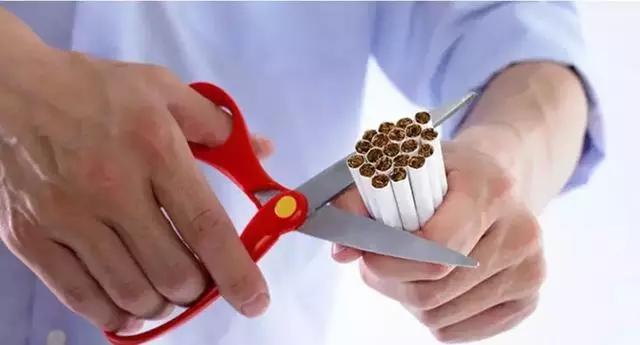 拔牙后为什么不能吐口水呢,拔牙后吐口水怎么还出血