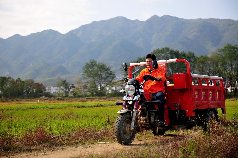 三轮车跟二轮车哪个实用性高,三轮车和四轮车比有什么优势