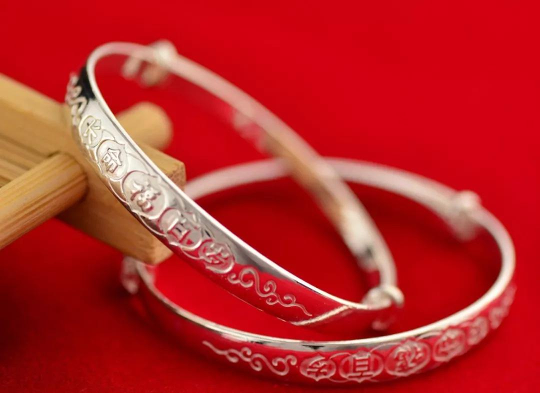 戴金镯手腕发黑,戴银的手腕处发黑什么原因