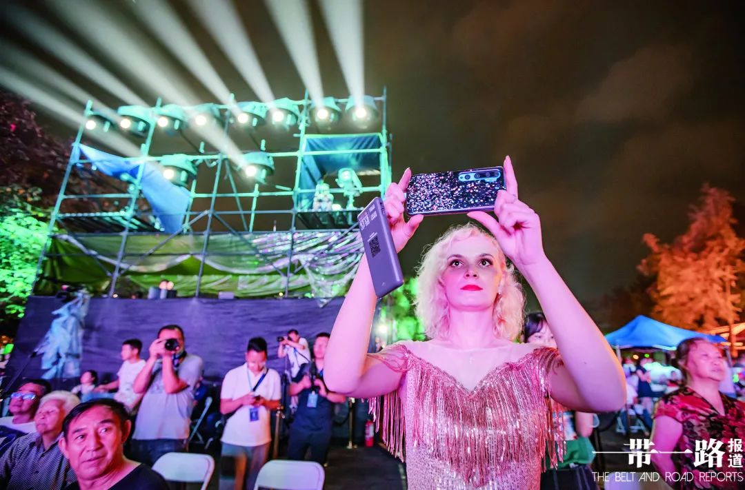 跨越时空友城记⑧成都：与世界共舞（中英文）