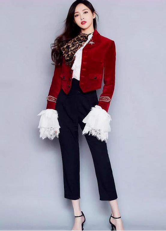 唐嫣越来越奔放了,真空礼服“挖三洞”,奈何无“料”可秀