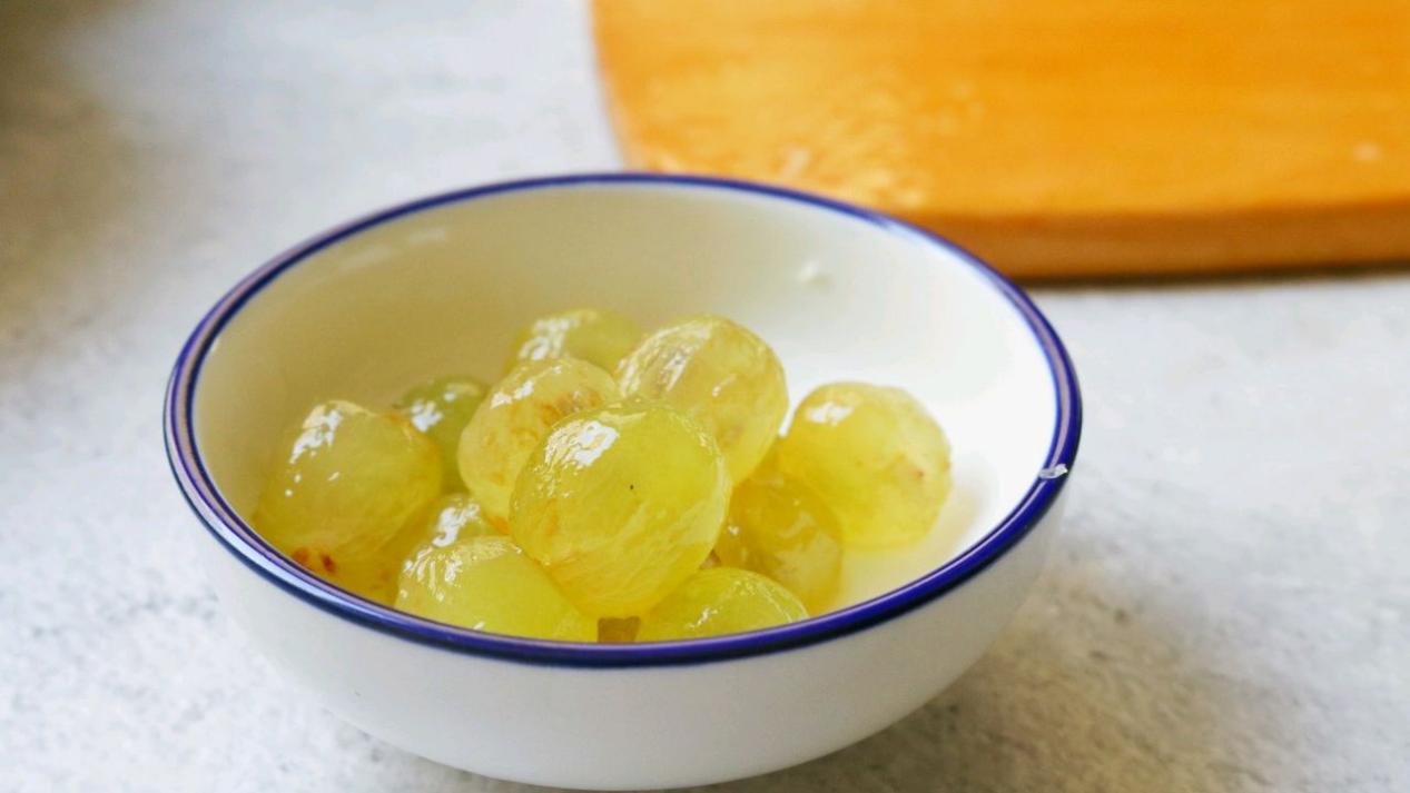 自己做水果糖水，甜甜的味道真好喝，没有添加更健康