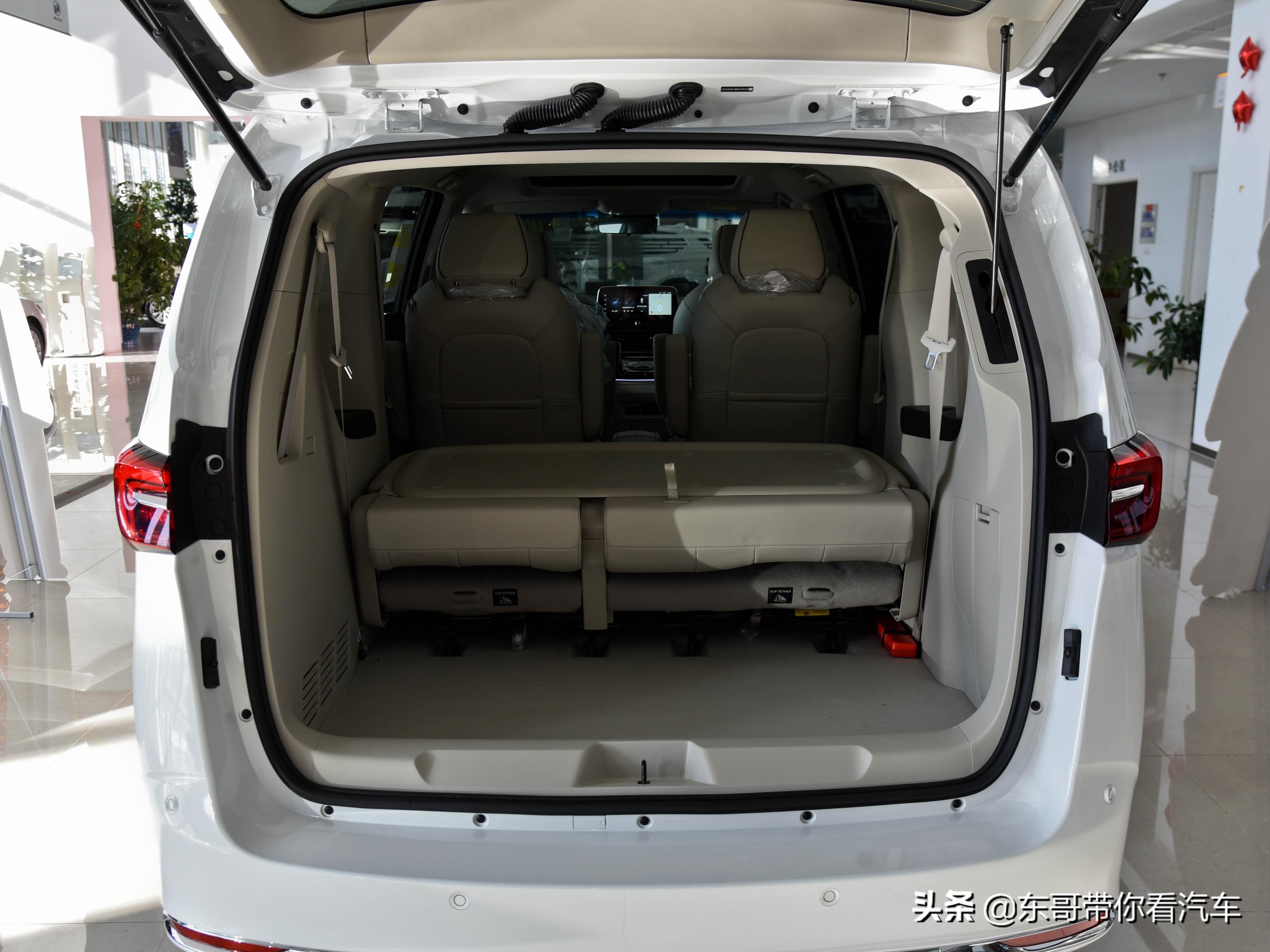 经典标杆MPV,空间大老板爱,动力省油有劲,带你看别克GL8