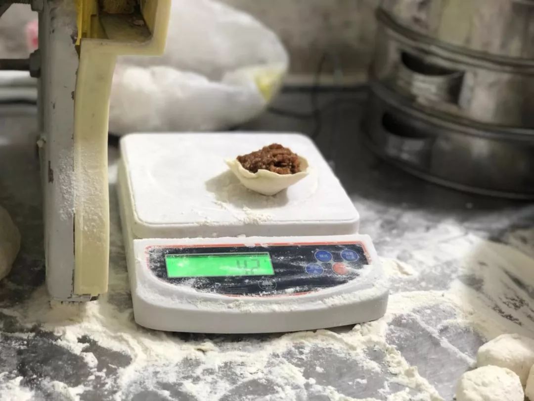 牛肉包子、热干面和豆皮，寻找传说中的武汉老武锅“三大金刚”