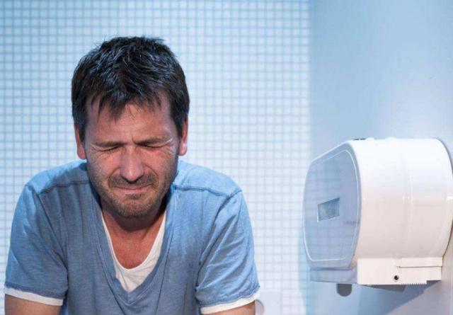 上厕所大便干硬怎么回事,上厕所时大便前头干硬后头软粘