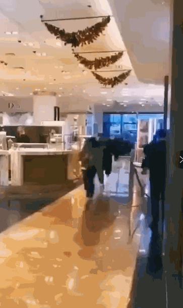 凶猛!一群国人攻陷巴黎老佛爷百货LV被迫限购