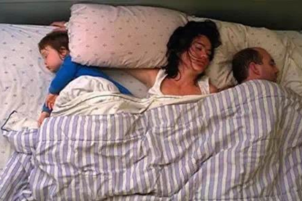 家长陪娃睡觉的图片,90后父母带孩子睡觉照片