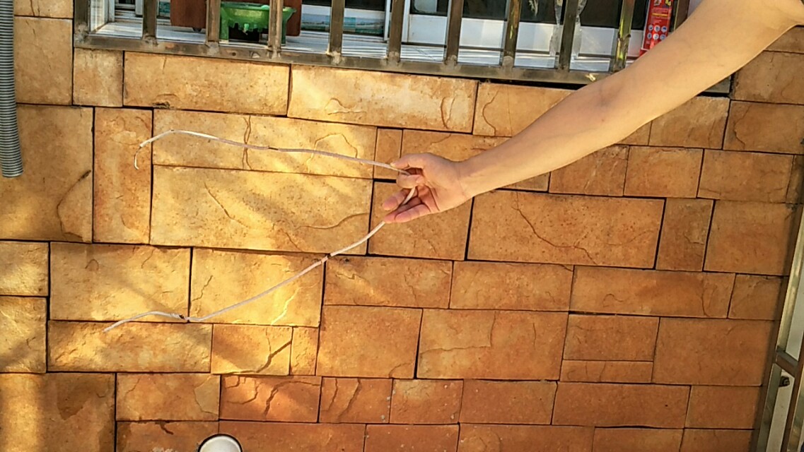 空调管漏水导致墙壁受潮怎样处理,空调排水管露在墙壁怎么办