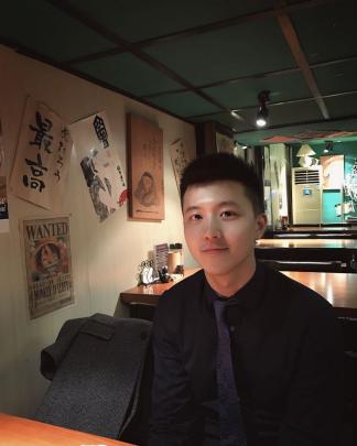 最早举报“副校长性骚扰”当事人：他摸女生教室就能看到，还曾对我扇耳光踹肚子，父母投诉后变本加厉