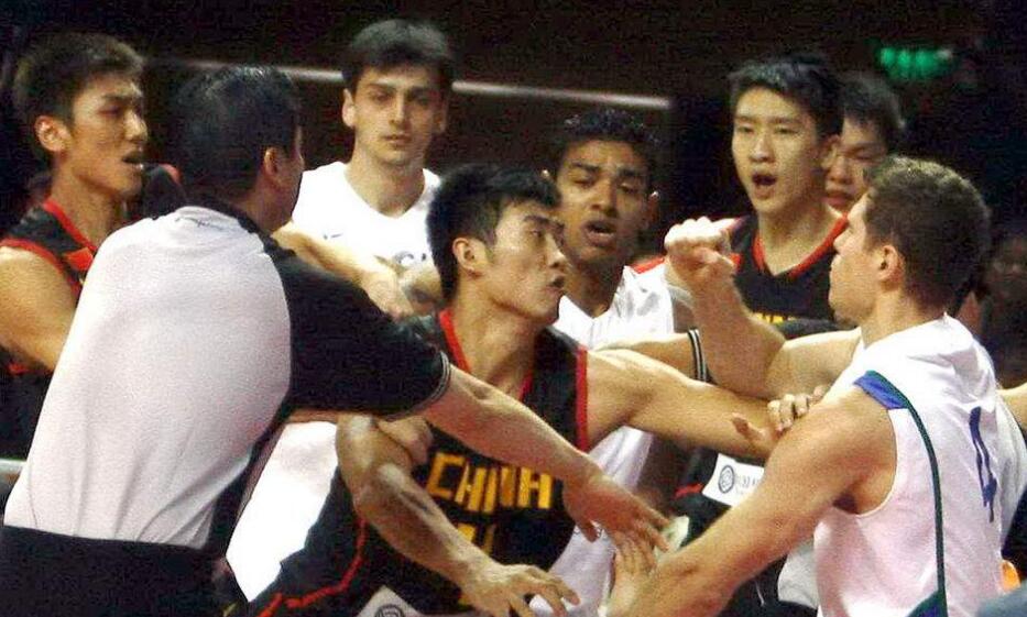 中国男篮历史上打架厉害的球星:巴特尔易建联上榜,第一不可思议