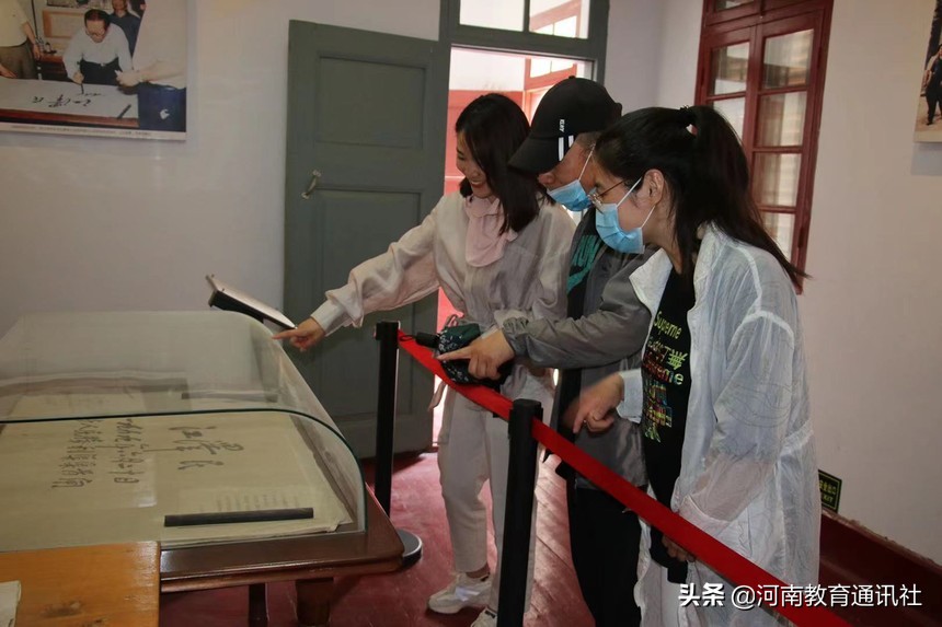 焦作四中组织*党**员教师到武陟县嘉应观、人民胜利渠开展*党**日活动