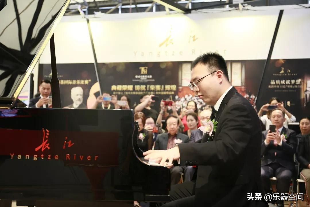 钢琴家安天旭签约长江钢琴艺术家,安天旭弹钢琴大赛