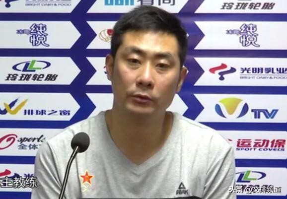 八一男排输球后教练用球砸队员泄愤，网友义愤填膺纷纷谴责！