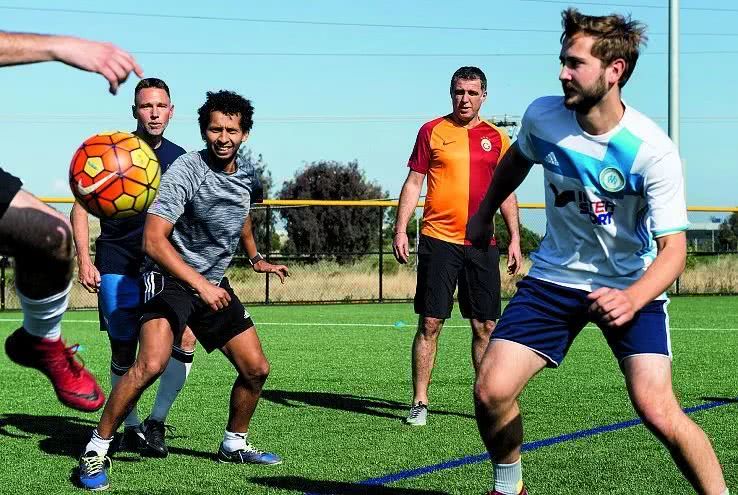 曾经的球星与民族英雄，如今的公敌和网约司机