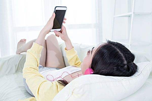 坐月子能玩手机会有伤害吗,有没有月子玩手机得月子病的