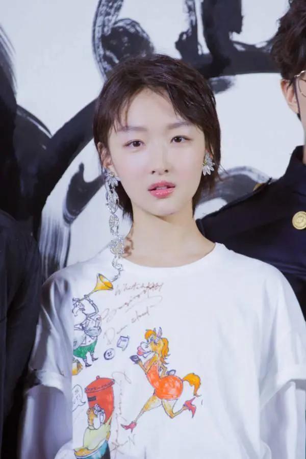 周冬雨父母身份背景被曝光，让人出乎意料。网友：怪不得这么优秀