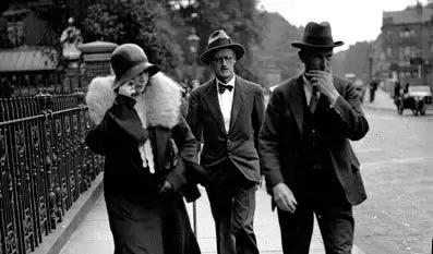 大作家们的520：“我吻了你的来信好几下！”