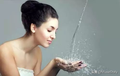 不洗脸皮肤会更好真的假的,连续一个月不洗脸皮肤会变好