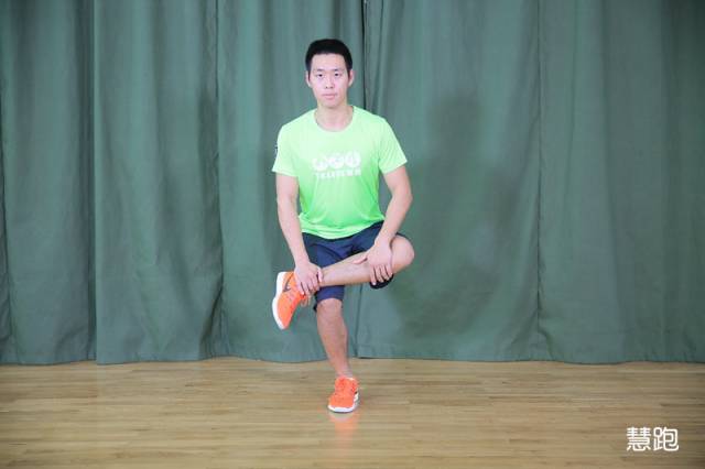 小臂拉伸细节,跳绳热身拉伸动作细节