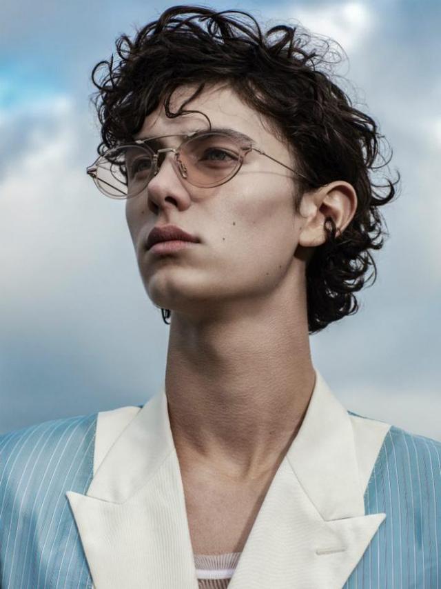 他是有中国血统的欧洲王子，父母离婚后，他只能在中国以走秀为生