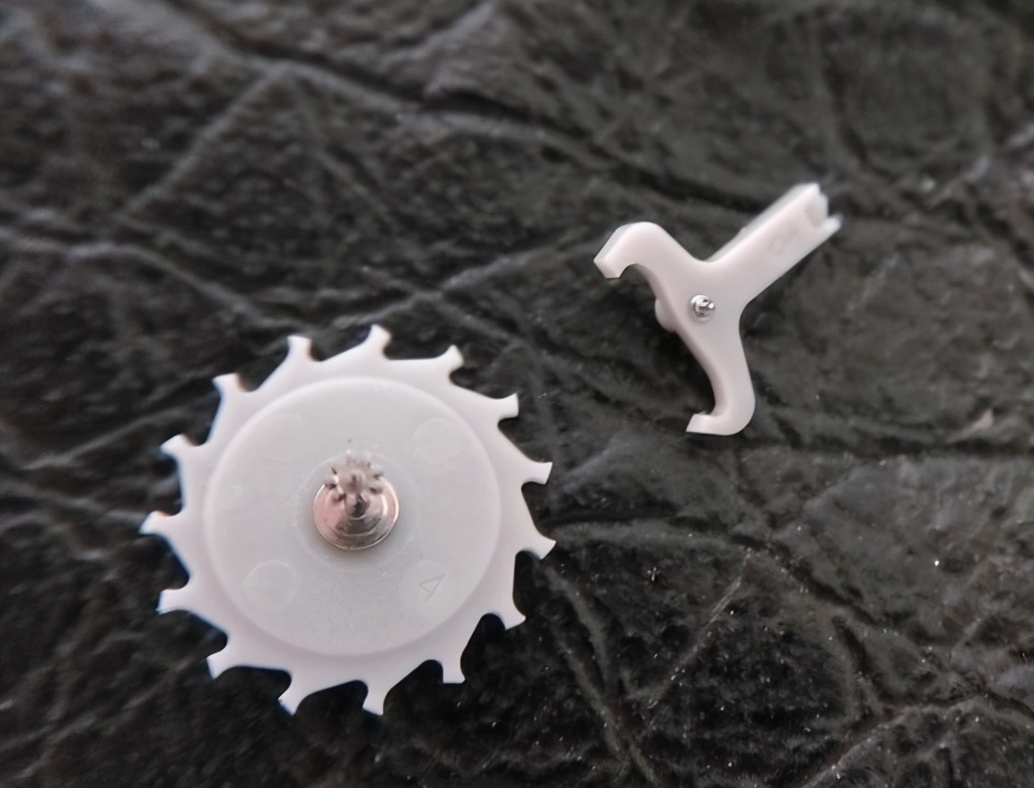 天梭力洛克80机芯有塑料么,天梭恒意2836-2机芯有塑料吗