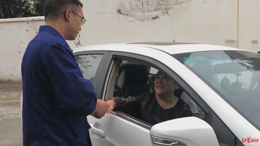 暖心市民为消防中队送牛奶留纸条,暖心市民给消防中队送牛奶留纸条