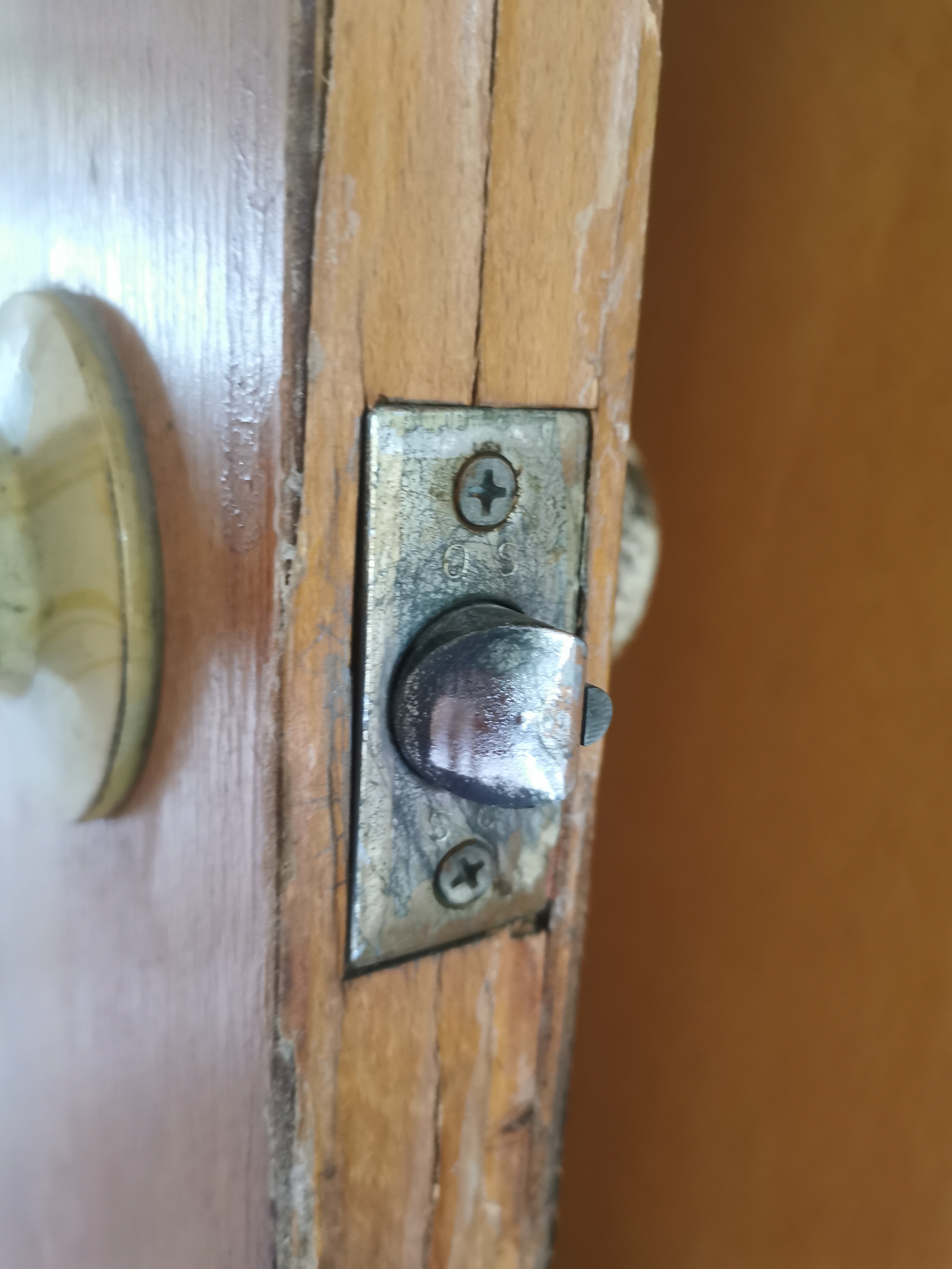 房间门锁扣生锈开关时费力怎么办,一支笔一分钟就能解决