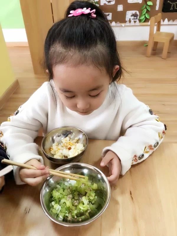 吃饭看出有教养和没教养,吃饭看手机是没有教养的表现么