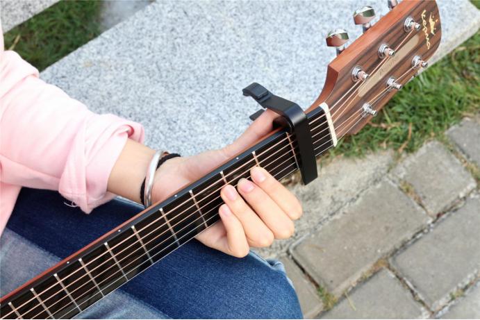 拒绝暴躁老师上线，摊牌吧！选个好吉他你也能一个月学会，比如它