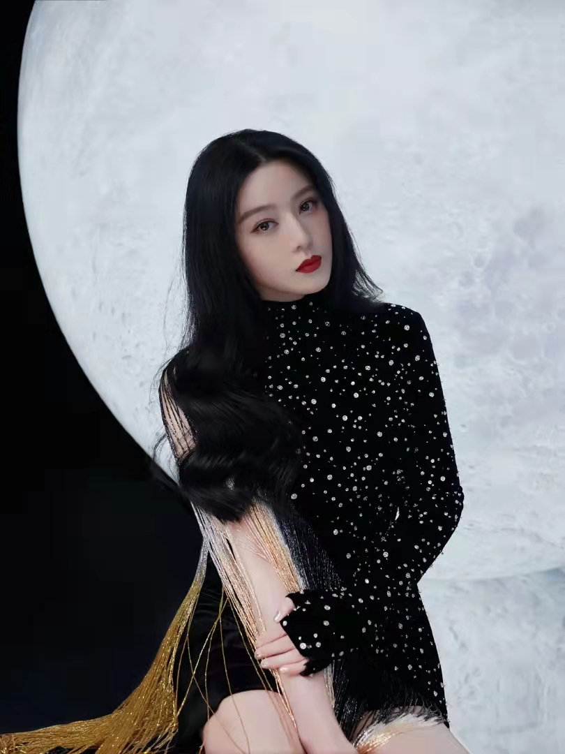 范冰冰与粉丝合影戒指抢镜,范冰冰参加友人聚会