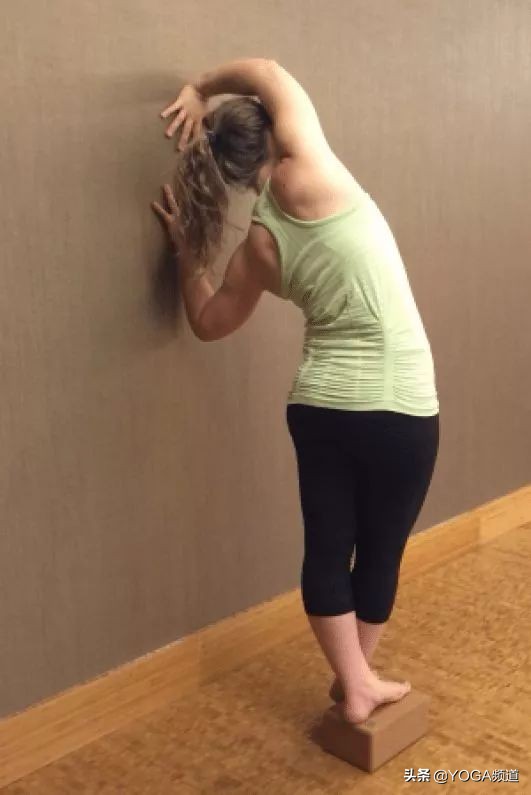 练瑜伽怎么改善一弯腰就拱背,瑜伽如何纠正骨盆旋转和侧移