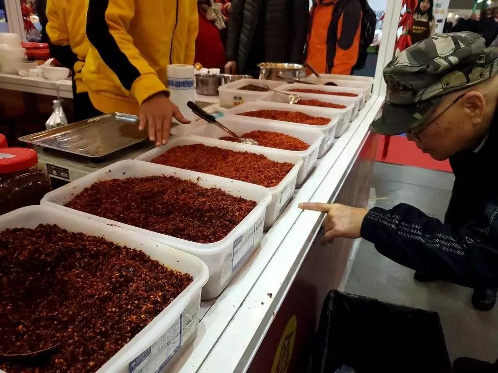 疫情之前，我们去年货展销会转了转