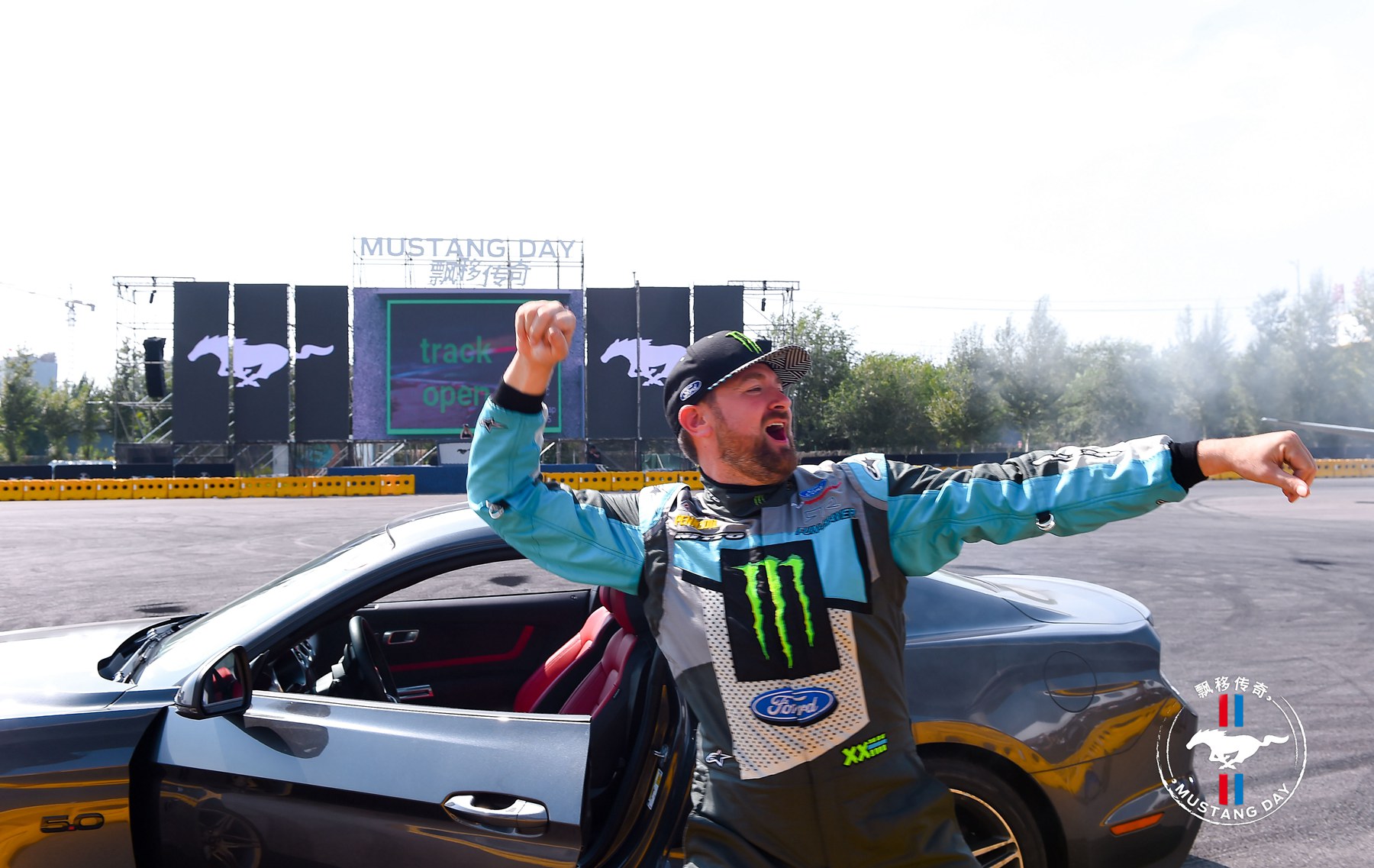 开mustang漂移,烧胎起步漂移的视频