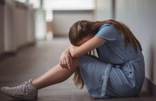 来月经排出血块是什么原因,月经期涌出很多血块